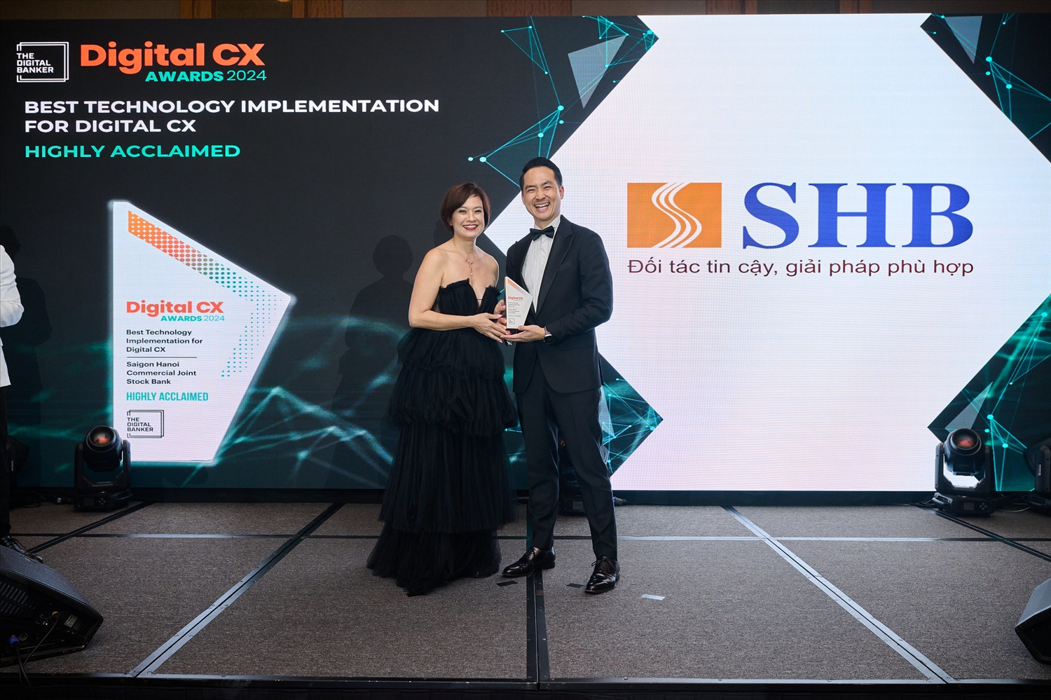 Ông Dương Quốc Tú – Phó Giám đốc Khối Ngân hàng Số đại diện SHB đón nhận giải thưởng “Best Technology Implementation for Digital CX” (Áp dụng công nghệ tốt nhất cho trải nghiệm số) cho giải pháp “Hệ thống phê duyệt tín dụng tự động ACAS”