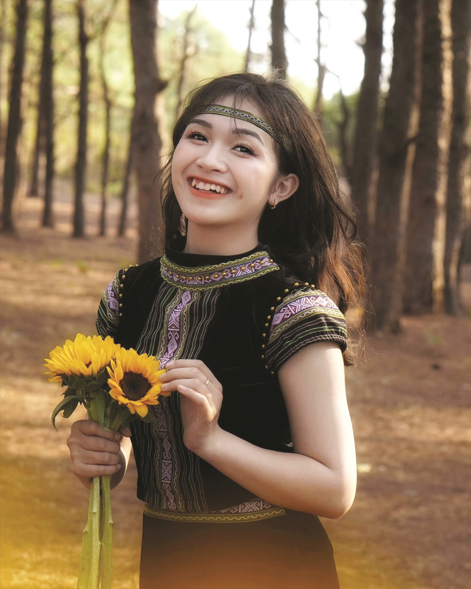 Trần Thị Hiên, cô gái dân tộc Xơ Đăng trẻ trung, xinh xắn quảng bá văn hóa truyền thống của dân tộc mình đến với mọi người.