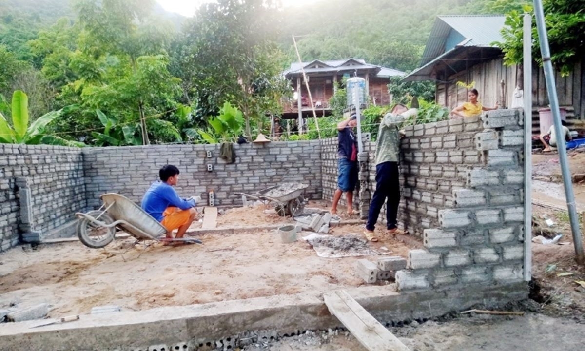 Nhiều hộ đồng bào DTTS ở huyện Đakrông có hoàn cảnh khó khăn về nhà ở đã và đang xây dựng nhà 3 cứng từ nguồn hỗ trợ 