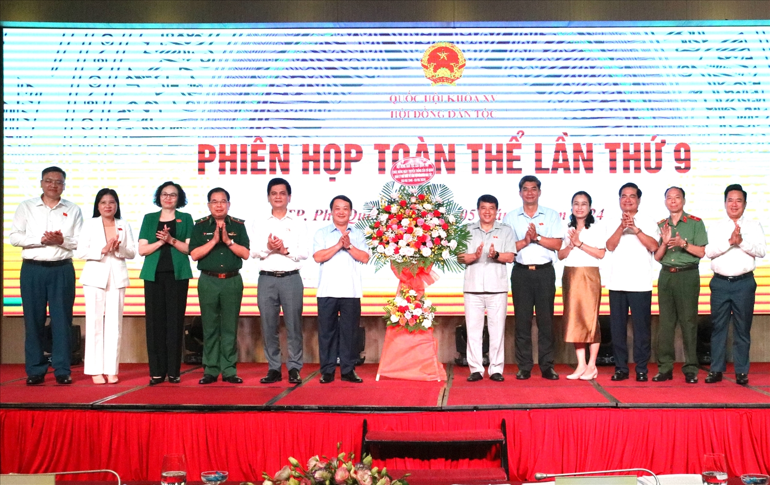 Các đại biểu cùng chụp ảnh lưu niệm cùng Bộ trưởng UBDT Hầu A Lềnh và Chủ tịch HĐDT Y Thanh Hà Niê Kđăm