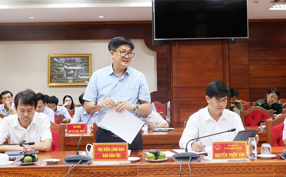 Phó trưởng Ban Dân tộc tỉnh Đắk Lắk Lê Ngọc Vinh báo cáo tóm tắt kết quả thực hiện Chương trình MTQG 1719