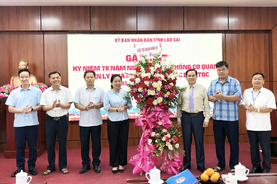 Các cơ quan, đơn vị tặng hoa chúc mừng Ban Dân tộc Lào Cai nhân kỷ niệm 78 năm Ngày truyền thống cơ quan quản lý nhà nước về công tác dân tộc 