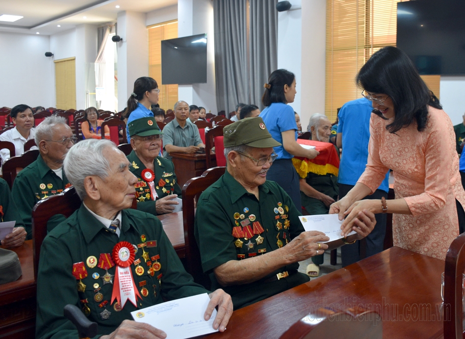 Lãnh đạo Thành ủy Điện Biên Phủ tặng quà chiến sĩ Điện Biên.