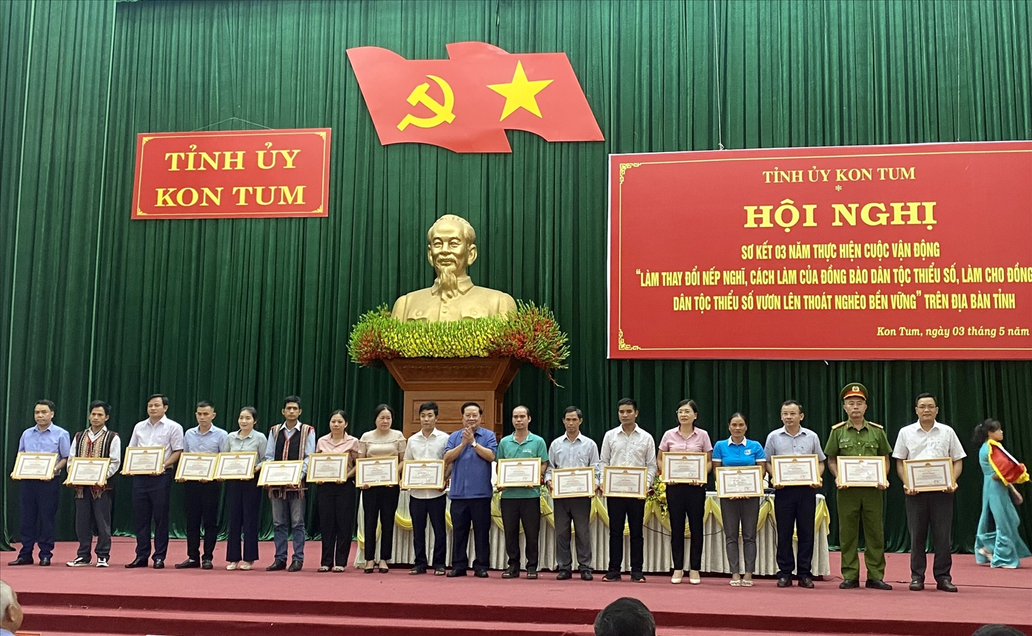 Chủ tịch UBND tỉnh Kon Tum Lê Ngọc Tuấn tặng Bằng khen cho các tập thể có thành tích xuất sắc trong tổ chức thực hiện Cuộc vận động