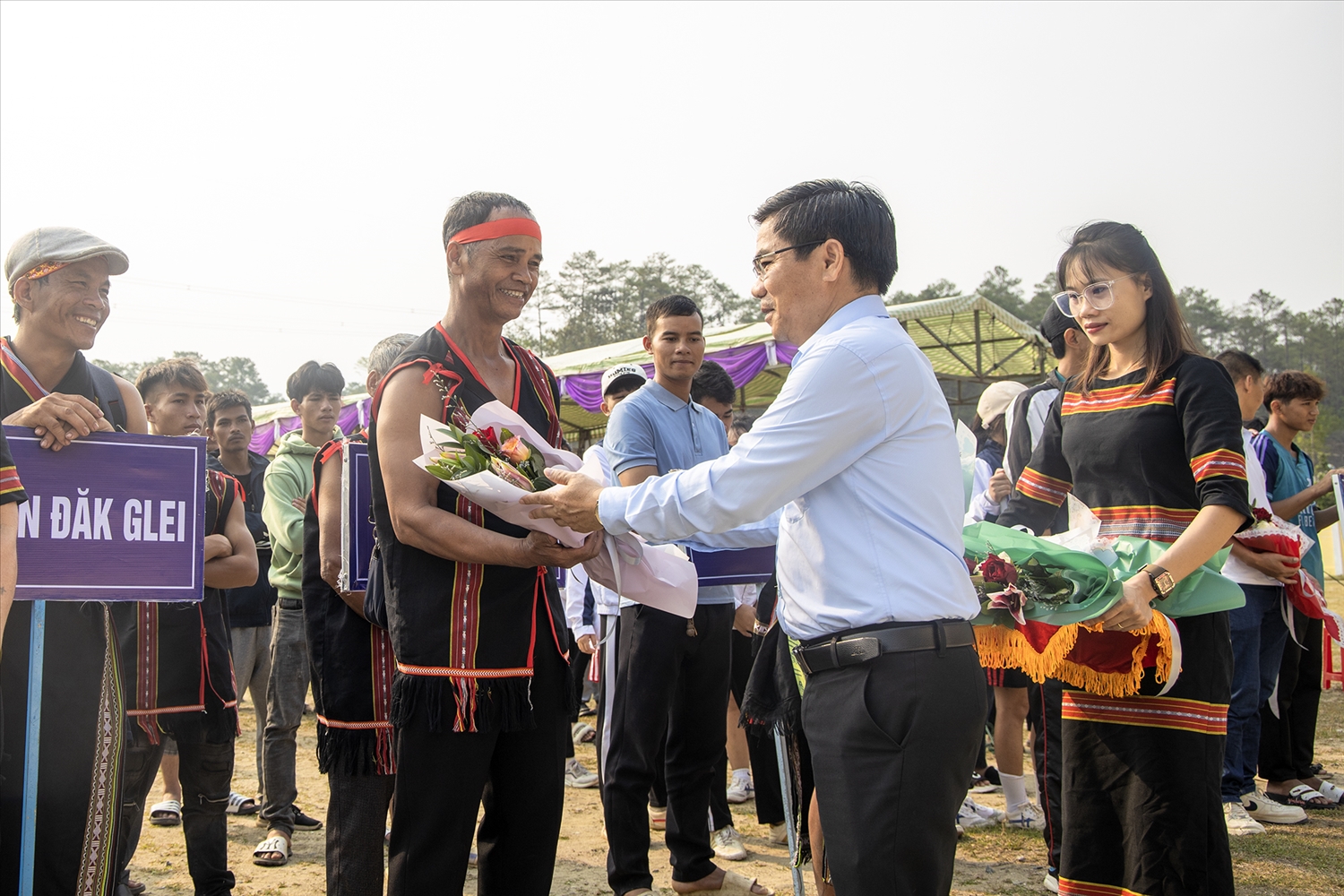 Lãnh đạo huyện Đăk Glei tặng hoa và cờ cho các đoàn về tham dự Ngày Hội văn hoá, thể thao các dân tộc năm 2024