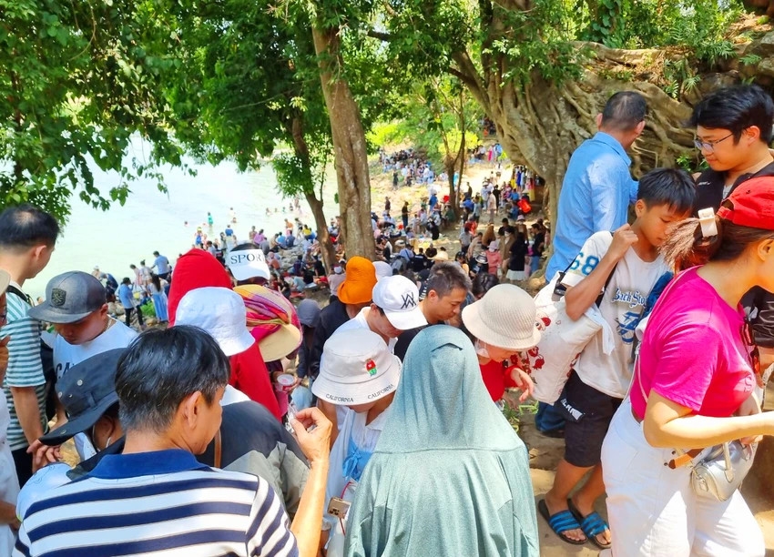 Hàng ngàn lượt du khách đến thác Đray Nu, Đắk Lắk dịp lễ