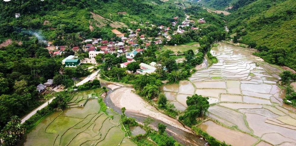 Diện mạo các bản làng của huyện Kỳ Sơn ngày càng đổi mới - Trong ảnh: một góc bản La Ngan xã Chiêu Lưu