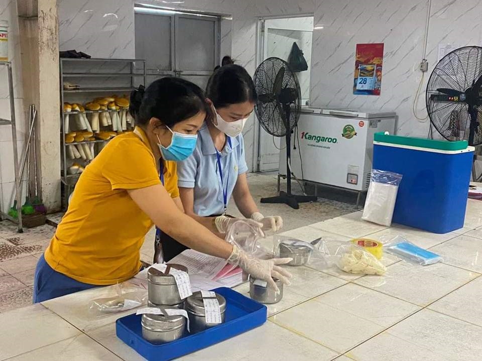 Cơ quan chuyên môn lấy các mẫu phẩm để kiểm nghiệm làm rõ nguyên nhân khiến 71 công nhân bị ngộ độc thực phẩm sau bữa ăn trưa tại huyện Yên Thành, tỉnh Nghệ An