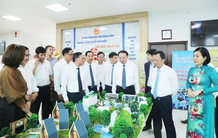 Lãnh đạo tỉnh Quảng Ninh và các đại biểu tham quan mô hình trưng bày của các doanh nghiệp đổi mới sáng tạo