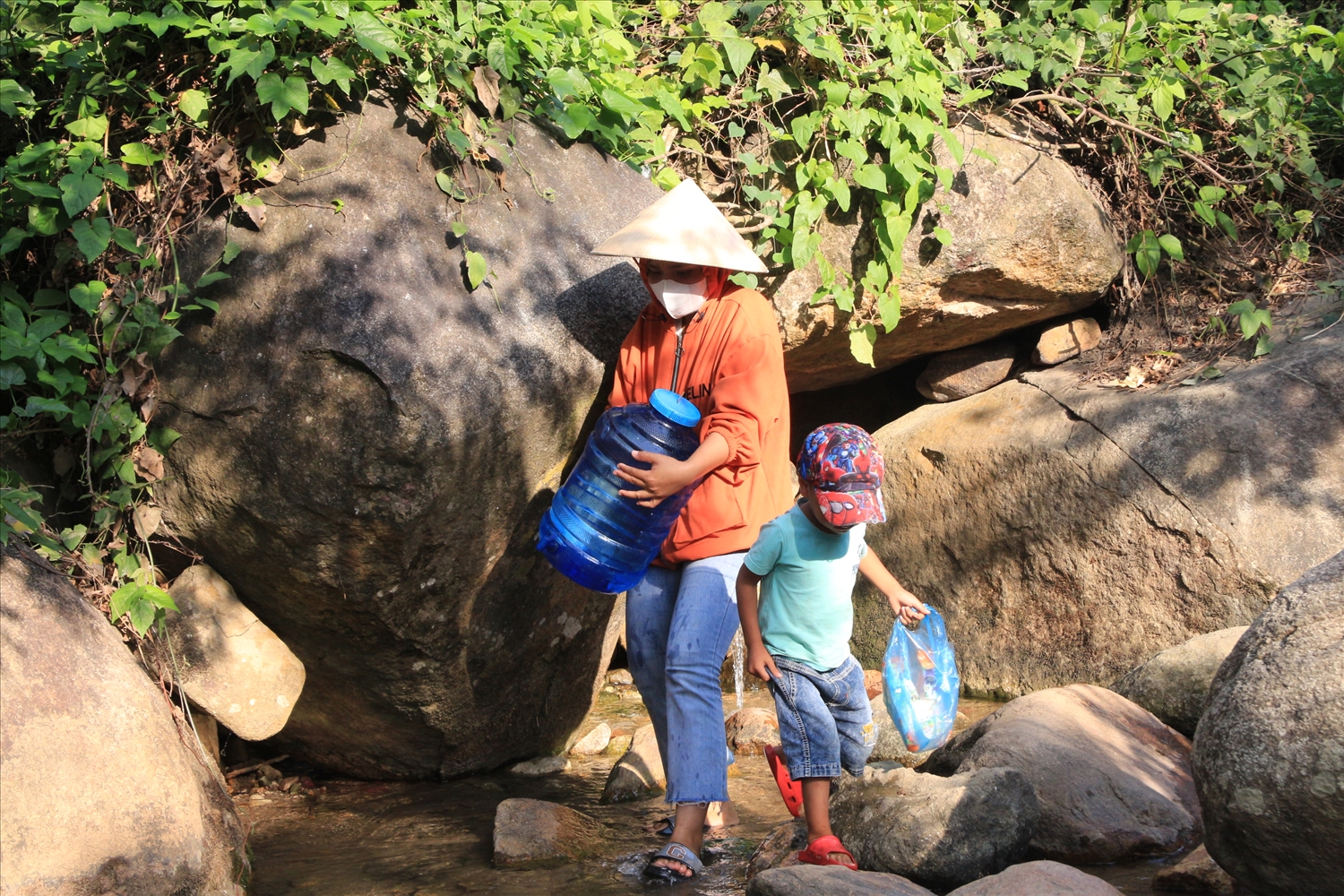 Nhiều người dân ở các địa phương trên địa bàn tỉnh Đắk Lắk lấy nước suối về sử dụng