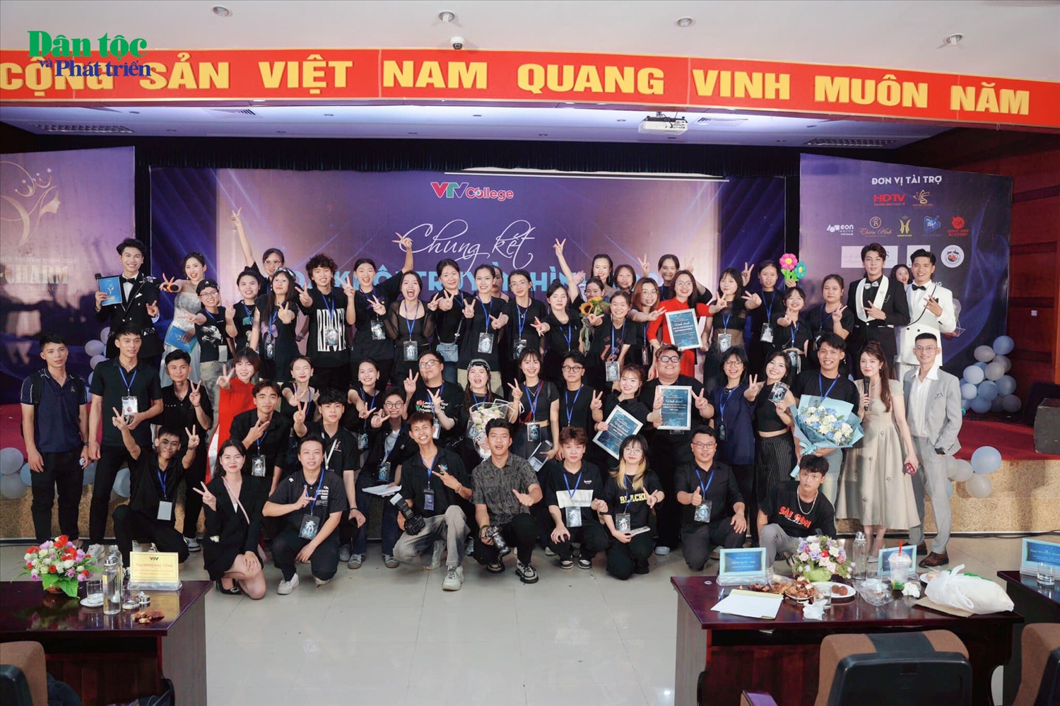 Thành viên Ban Tổ chức VCharm 2024 chụp ảnh lưu niệm tại đêm Chung kết Hoa khôi Truyền hình 2024