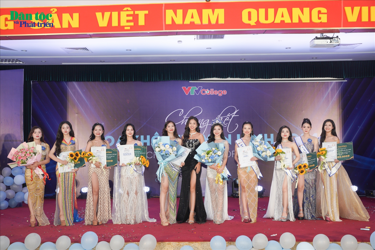 Miss Thảo Liên - Hoa khôi Hà Nội 2023, Top 5 Hoa hậu các dân tộc Việt Nam 2022 chụp ảnh cùng top 10 thí sinh VCharm 2024