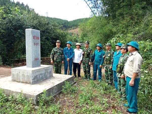 Người uy tín tại xã Cốc Pàng, huyện Bảo Lạc tham gia cùng các lực lượng tuần tra bảo vệ đường biên, cột mốc