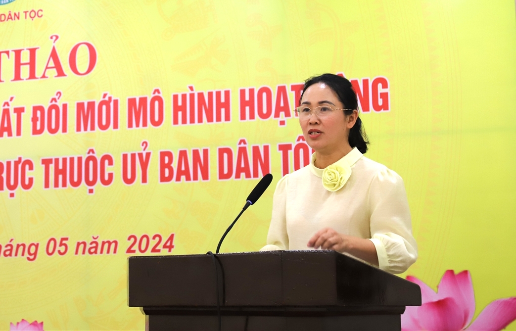 Bà Vũ Thị Ánh - Phó Vụ trưởng Vụ Giáo dục Dân tộc (Bộ Giáo dục và Đào tạo) phát biểu tại Hội thảo