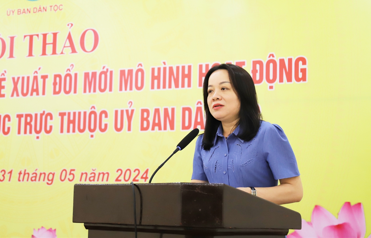Bà Hồ Thị Bích Thủy - Phó Hiệu trưởng Trường Dự bị Đại học Dân tộc Trung ương phát biểu tại Hội thảo
