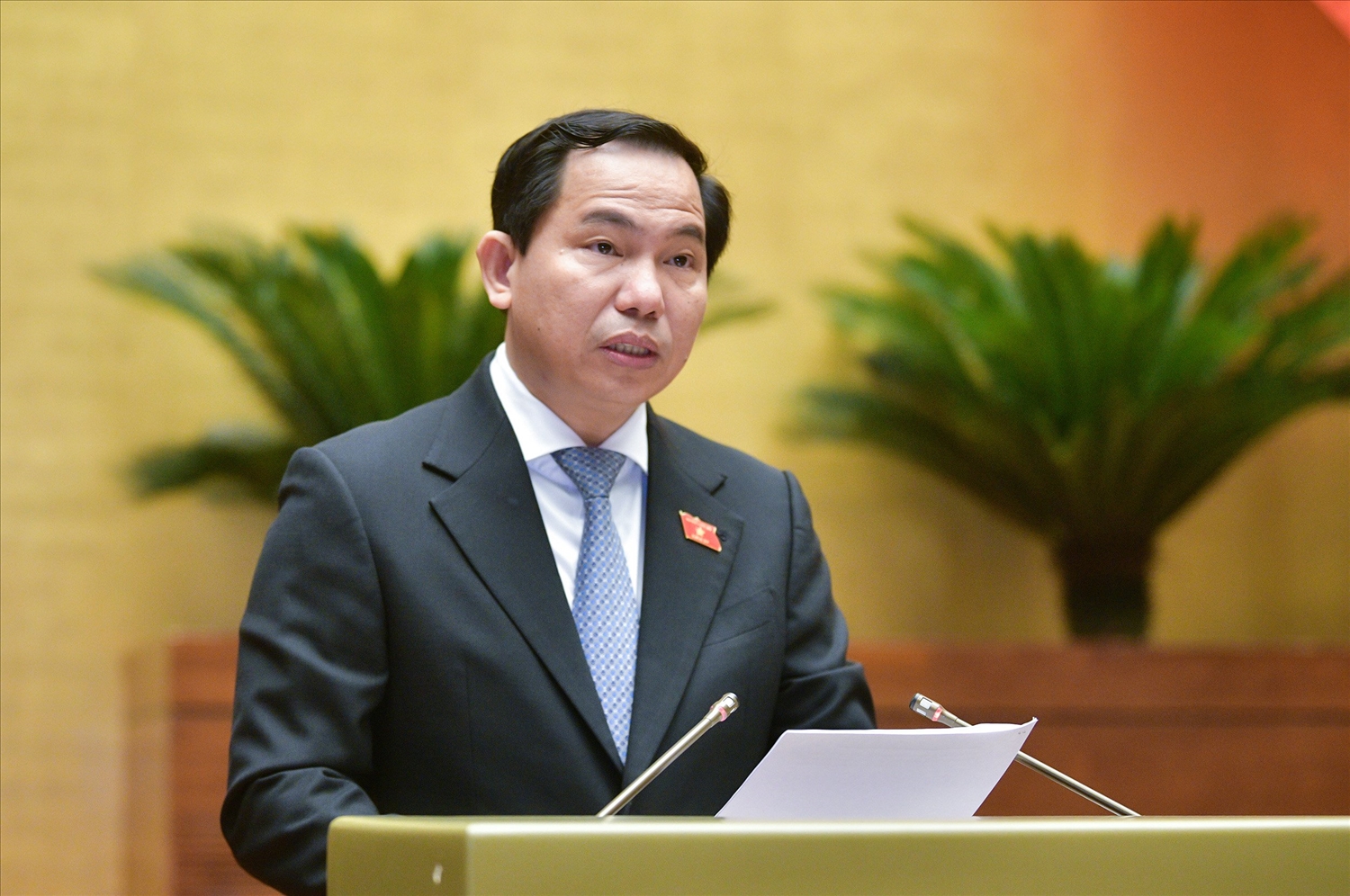 Chủ nhiệm Ủy ban Tài chính, Ngân sách của Quốc hội Lê Quang Mạnh trình bày báo cáo thẩm tra