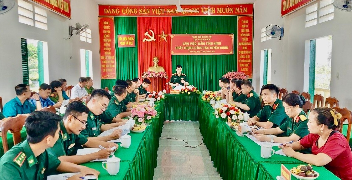 Đại tá Nguyễn Thế Mạnh, Phó Cục trưởng Cục Tuyên huấn, Tổng cục Chính trị phát biểu kết luận buổi làm việc