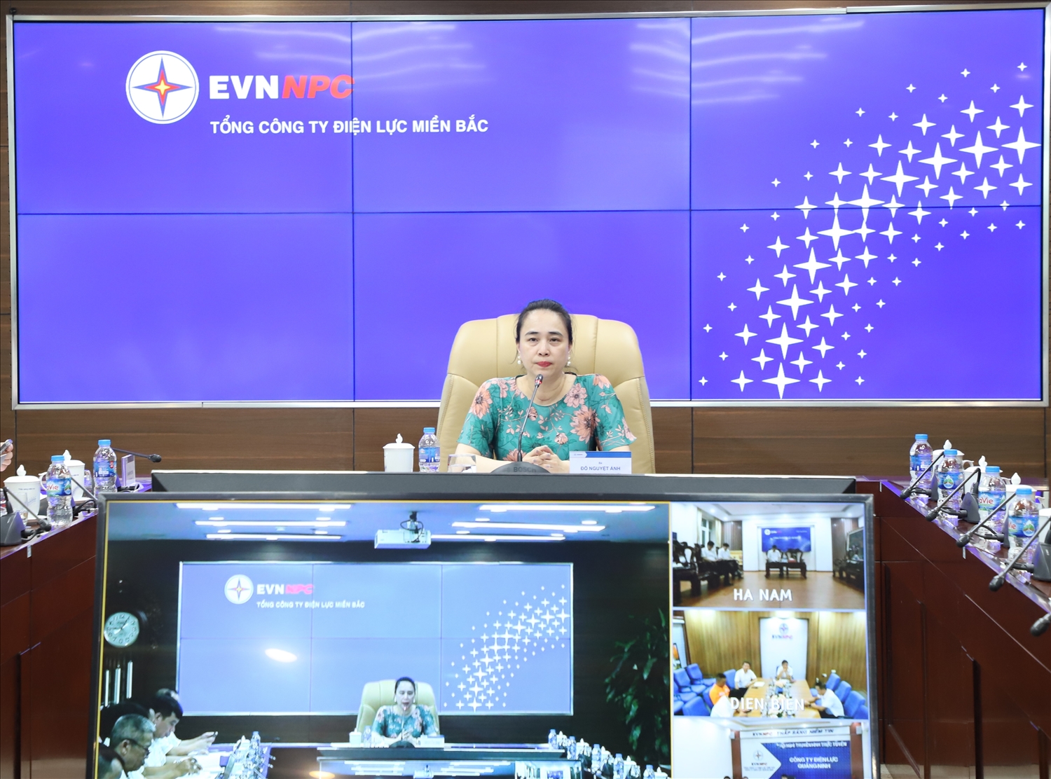 Chủ tịch Hội đồng thành viên EVNNPC Đỗ Nguyệt Ánh cho biết: Tổng công ty đã cử 28 đội xung kích tham gia hỗ trợ thi công trên công trường 500kV mạch 3.