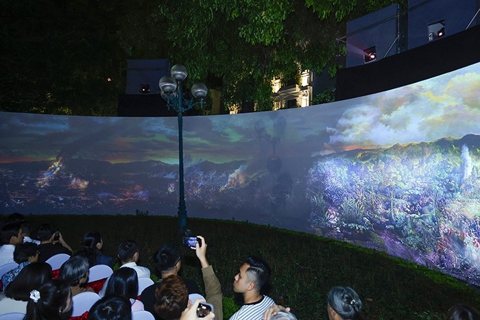 Đông đảo công chúng tham quan bức tranh 3D ""Chiến dịch Điện Biên Phủ".