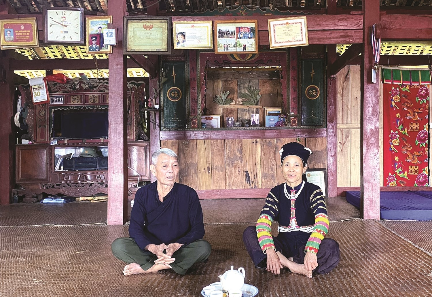 Ông Chi Viết Hải trao đổi việc giữ gìn bản sắc văn hóa với người dân bản Khuổi Khon