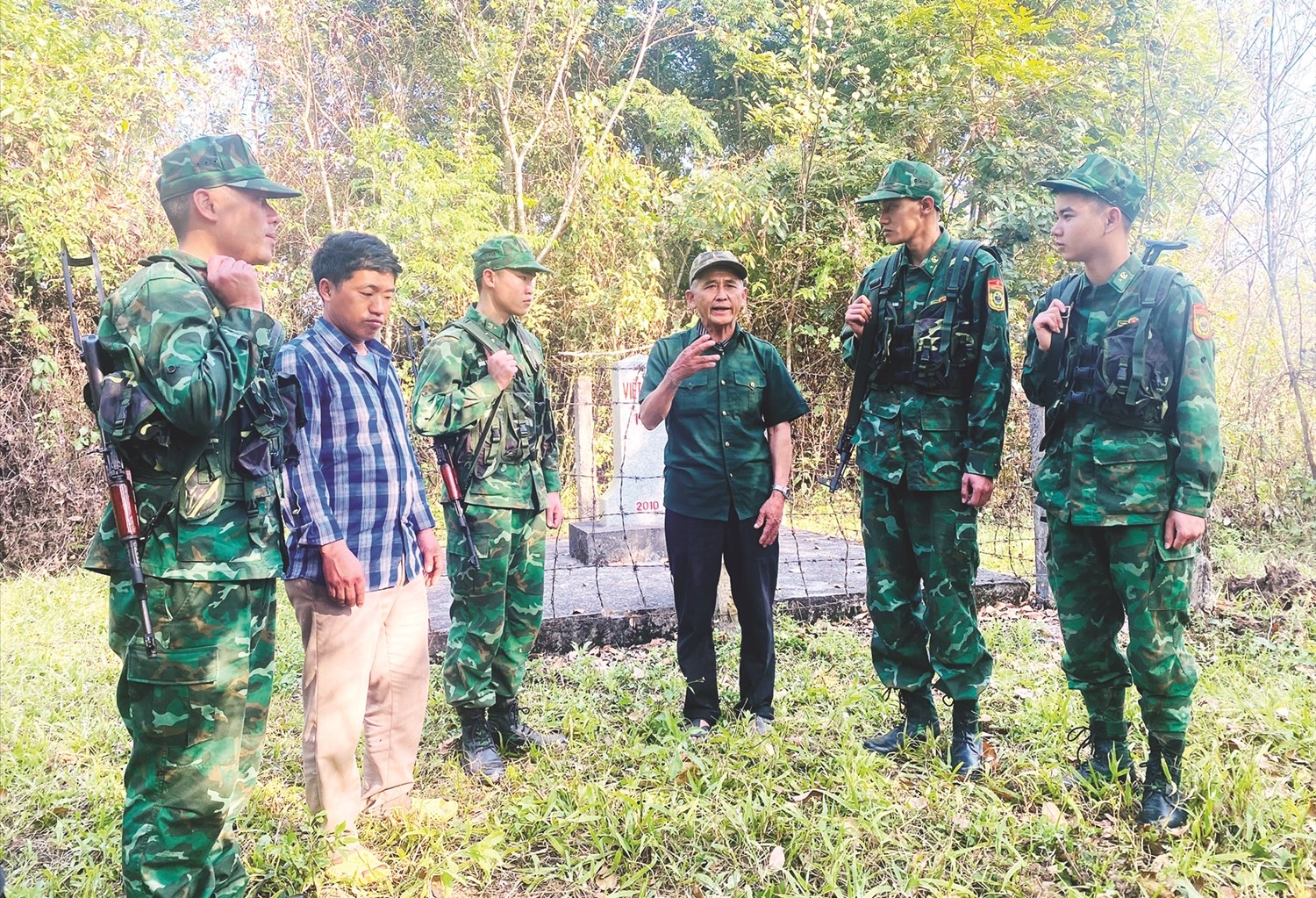 Ông Sộng Câu (người đứng giữa) cùng cán bộ, chiến sĩ Đồn BP Mường Lạn tuần tra, bảo vệ đường biên, mốc giới