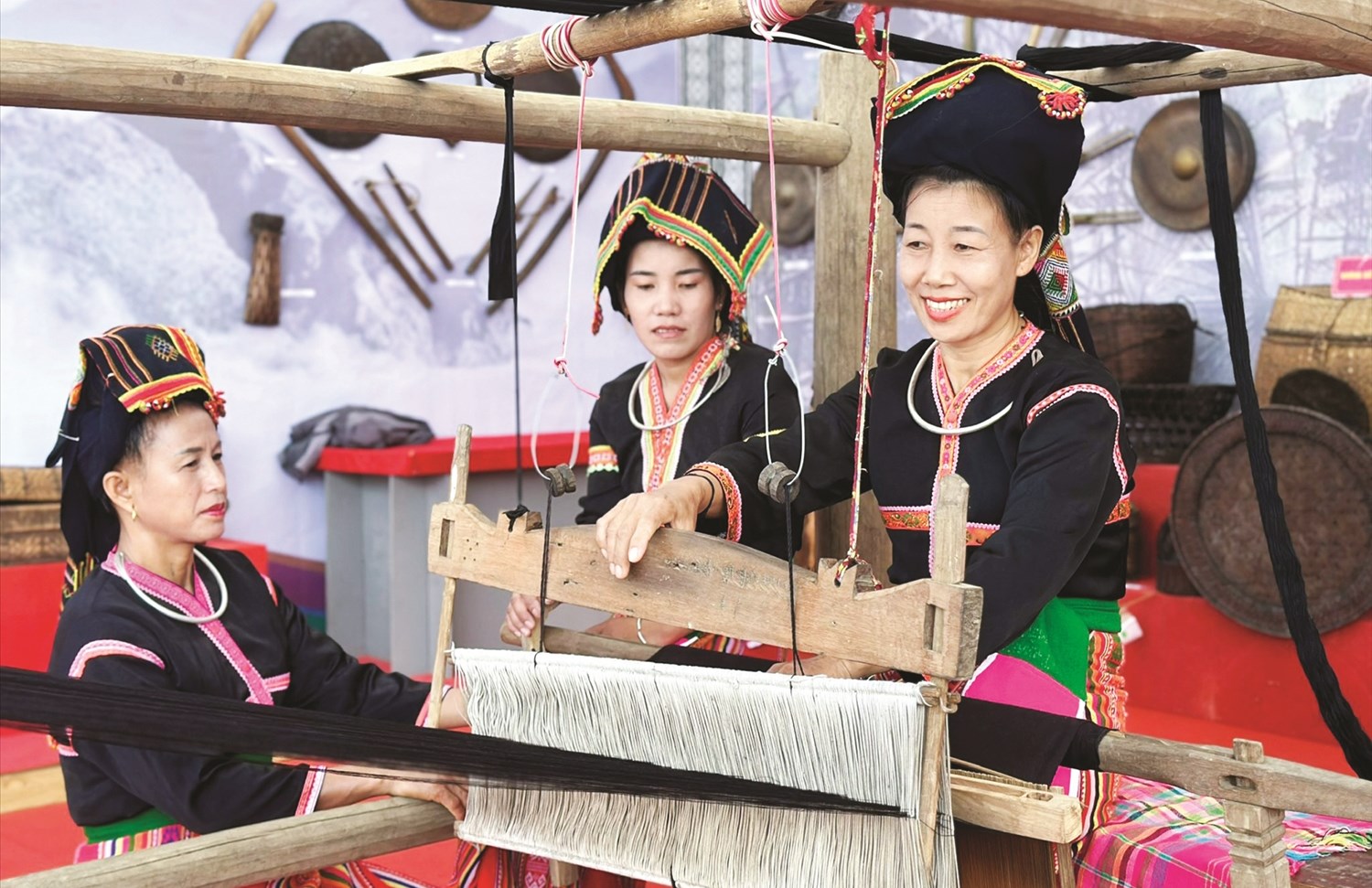 Phụ nữ dân tộc Cống bảo tồn nghề dệt truyền thống. Ảnh Đinh Lan