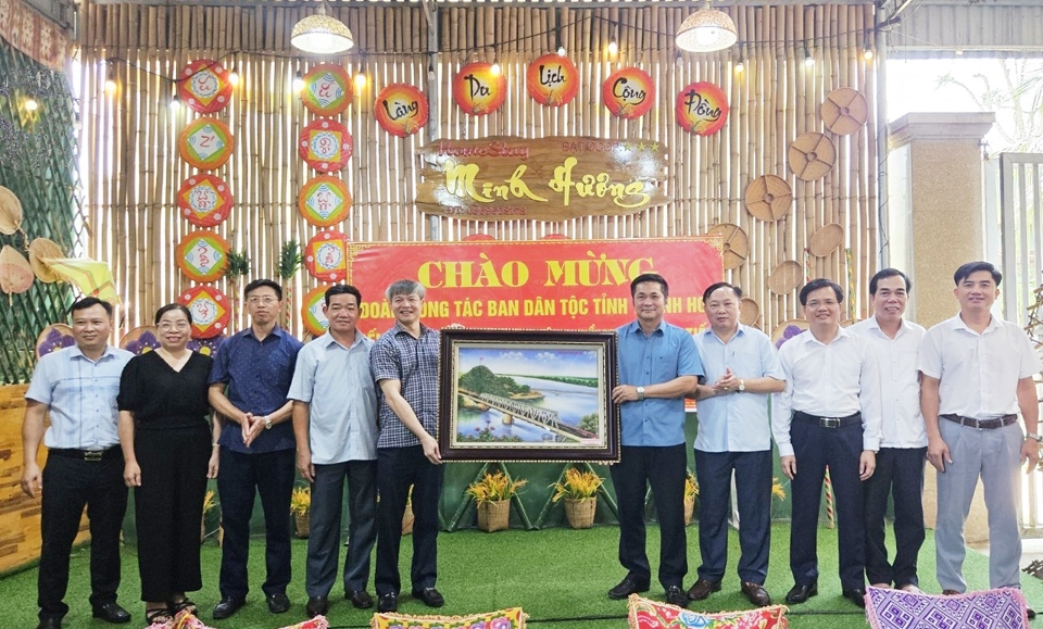 Lãnh đạo Ban Dân tộc tỉnh Thanh Hóa tặng quà lưu niệm cho UBND huyện Quỳ Châu, tỉnh Nghệ An