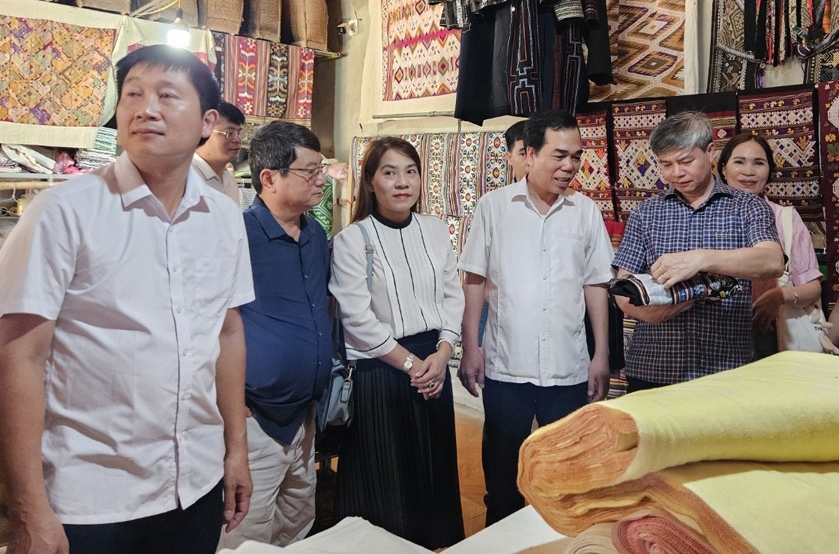 Đoàn đến thăm quan, học tập và trao đổi kinh nghiệm tại huyện Quỳ Châu