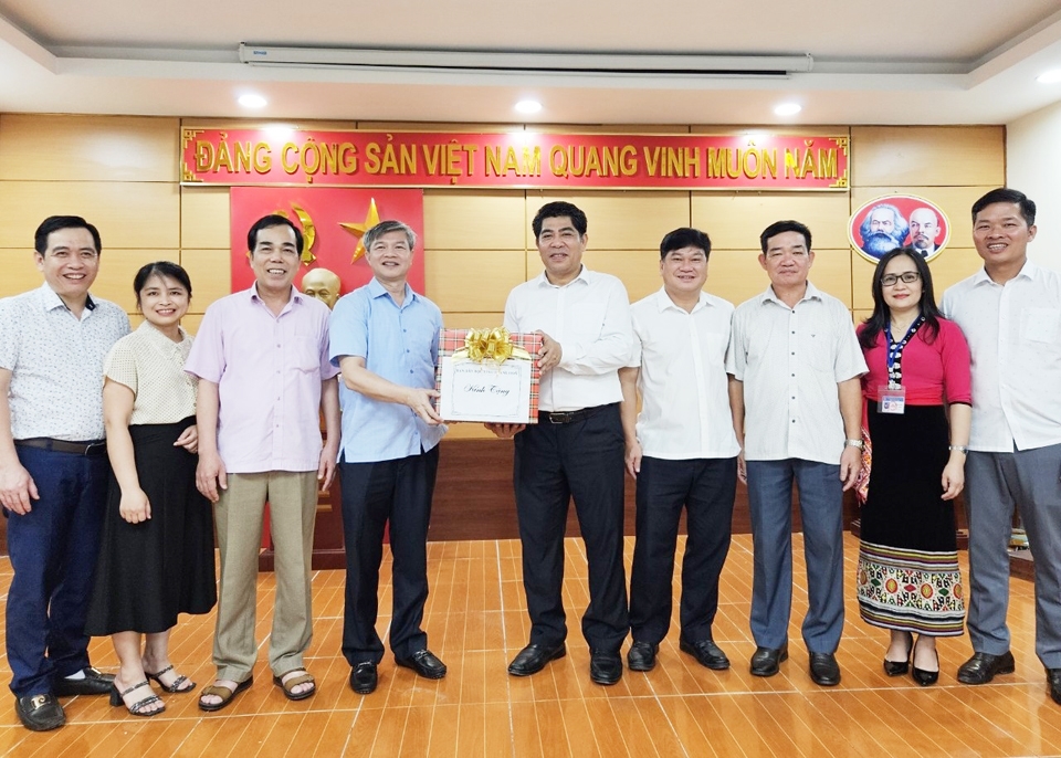 Lãnh đạo Ban Dân tộc tỉnh Thanh Hóa tặng quà lưu niệm cho UBND huyện Qùy Châu, tỉnh Nghệ An