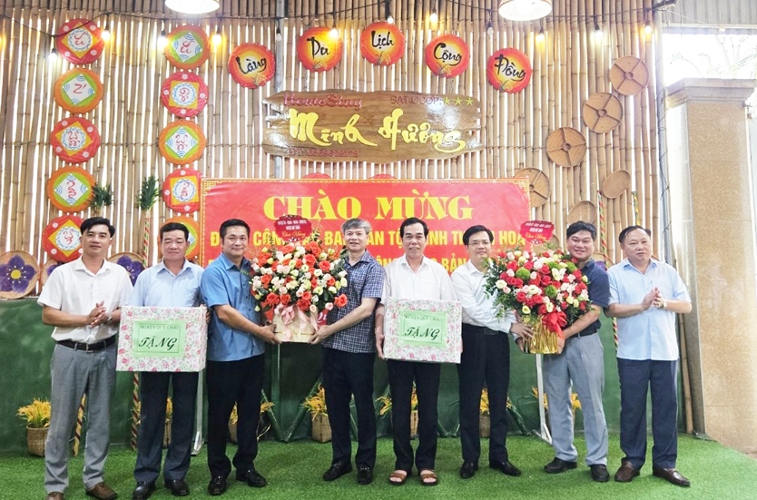 Lãnh đạo UBND huyện Quỳ Châu tặng hoa chúc mừng Ngày truyền thống cơ quan làm công tác dân tộc hai tỉnh Thanh Hóa và Nghệ An