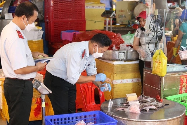 Cán bộ thuộc Ban Quản lý ATTP TP.HCM kiểm tra thực phẩm tại chợ đầu mối Bình Điền