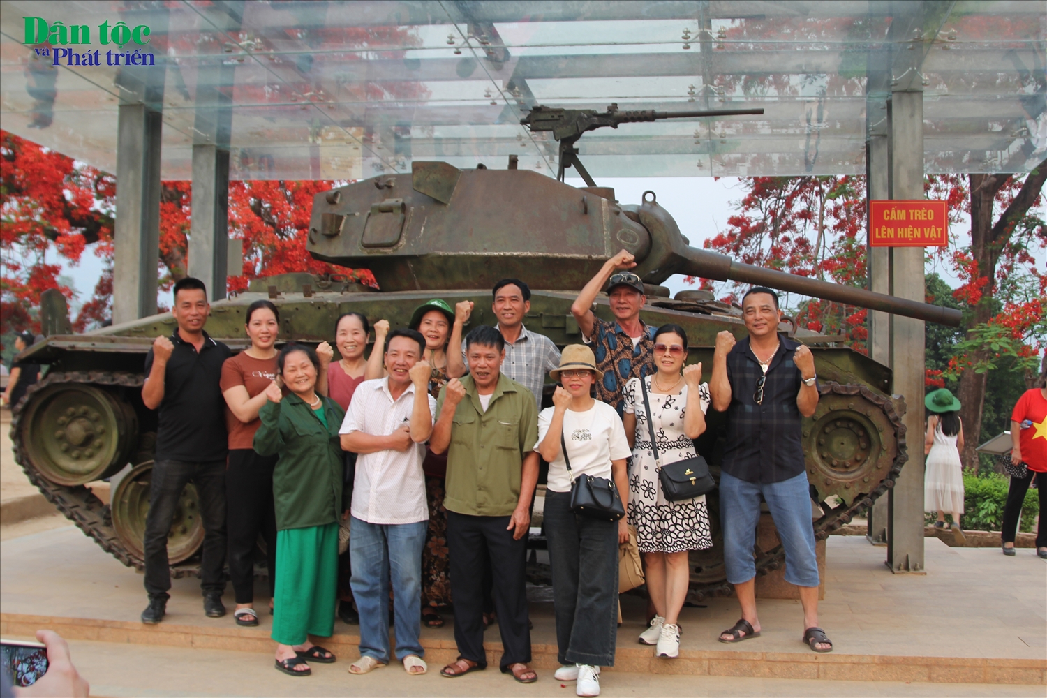 Tại đây còn giữ lại xác một trong hai chiếc xe tăng nặng 18 tấn mà tên Quan Ba Hécvuê đưa từ trung tâm Mường Thanh lên để phản kích quân đội Việt Nam. Đây cũng là khu vực được nhiều du khách lựa chọn để ghi hình lưu niệm.