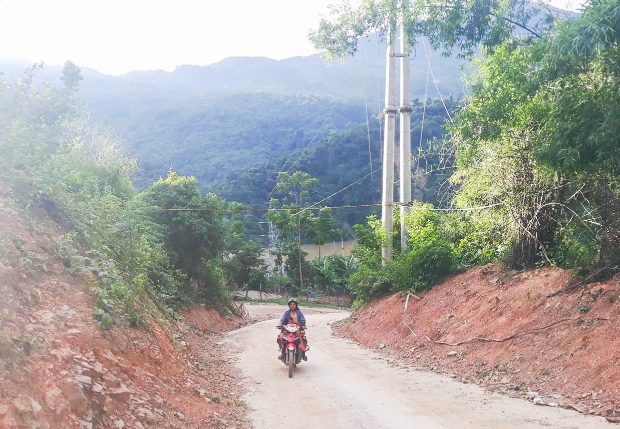 Tuyến đường giao thông từ bản Cánh đi bản Bình Sơn II sử dụng nguồn vốn Chương trình MTQG 1719 đã hoàn công đưa vào sử dụng