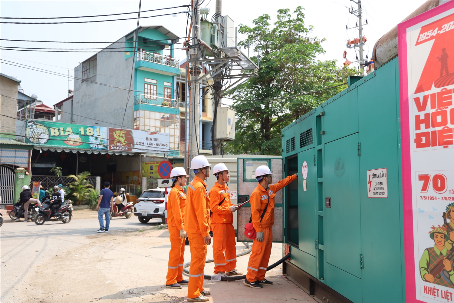  Điện lực thành phố Điện Biên Phủ đã bố trí nhân lực, phương tiện, trang thiết bị phục vụ điện tại những khu vực diễn ra các sự kiện