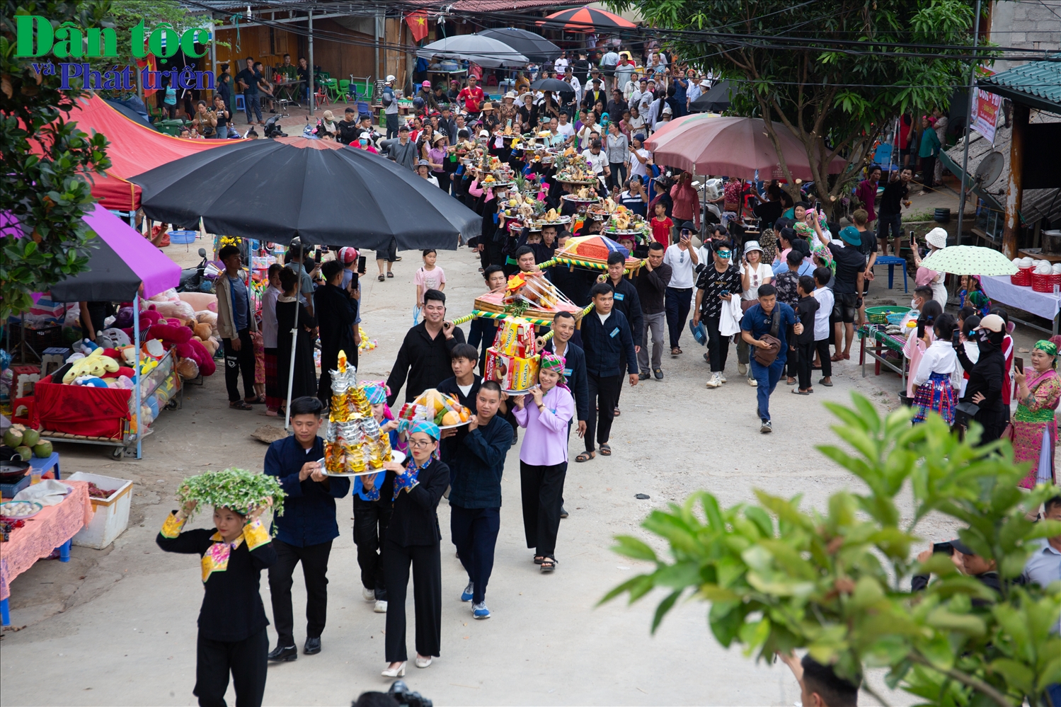 Uỷ ban nhân dân huyện Mèo Vạc đã tổ chức Lễ dâng hương miếu Ông, miếu Bà, nhằm tưởng nhớ về câu chuyện tình cảm động của chàng Ba, nàng Út. Đây là hoạt động mở đầu Lễ hội chợ Phong Lưu Khâu Vai năm 2024.