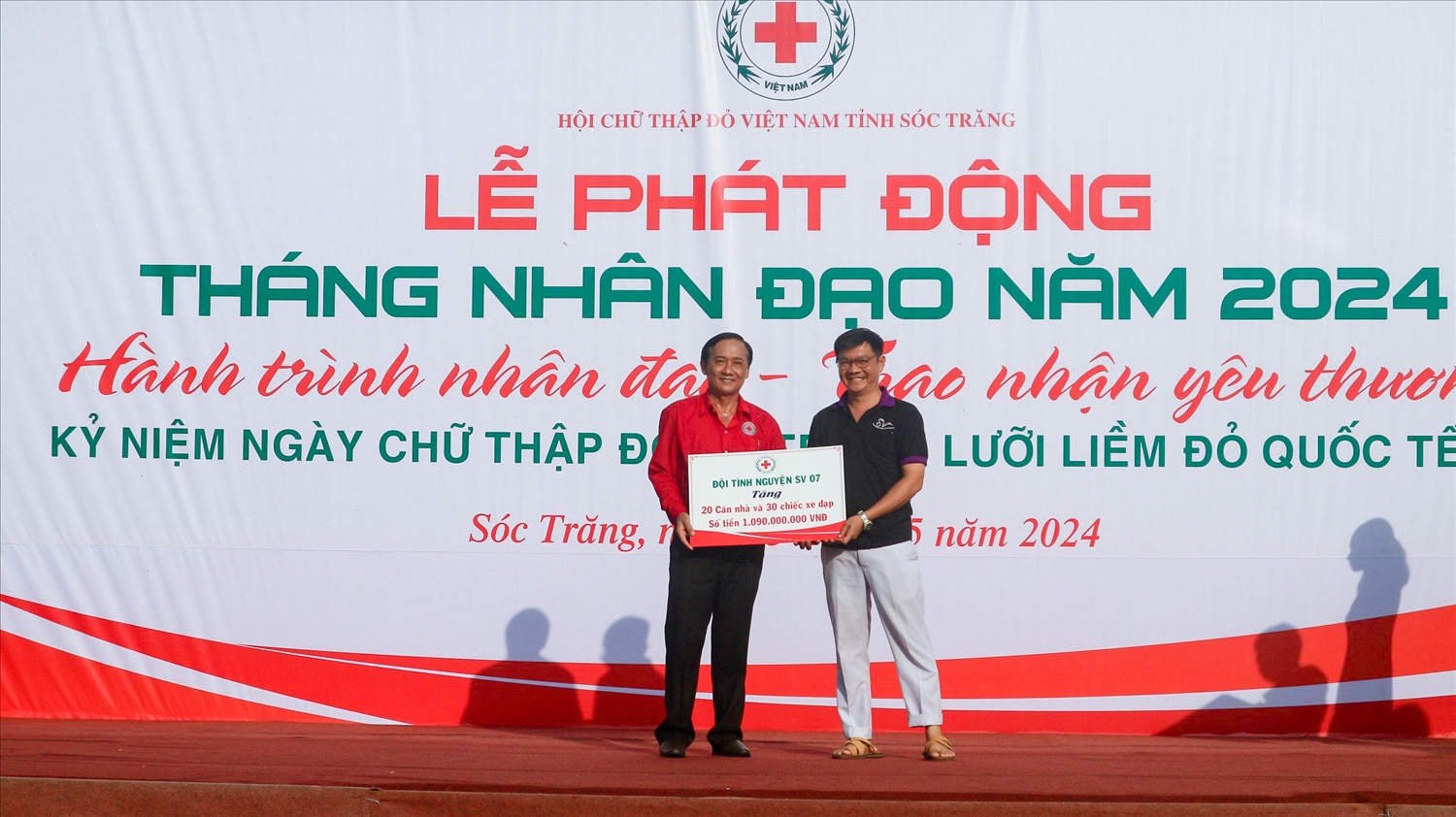 Đại diện nhà tài trợ trao bảng tượng trưng ủng hộ Tháng nhân đạo năm 2024 đến lãnh đạo Hội Chữ thập đỏ Việt Nam tỉnh Sóc Trăng 