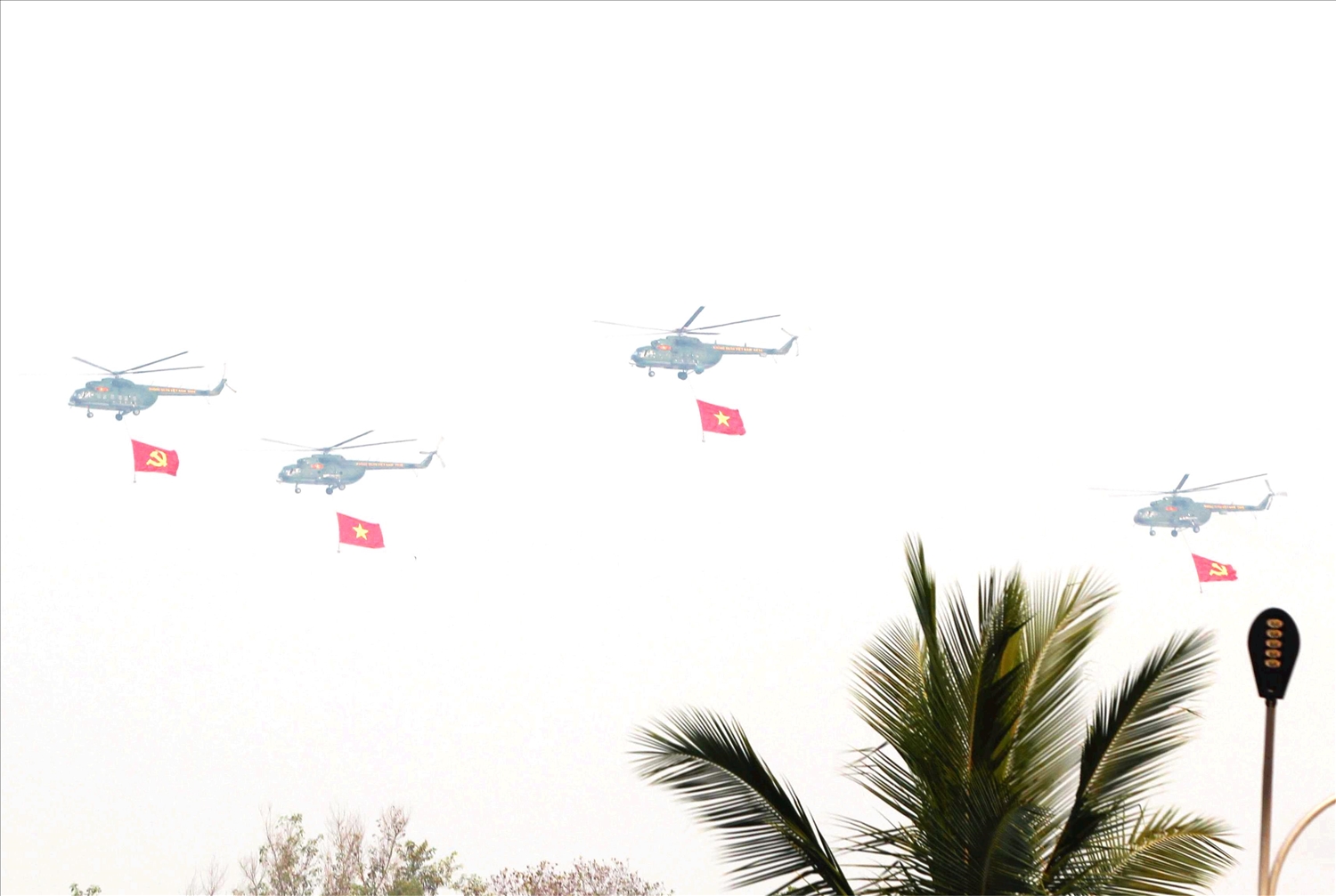 Đội hình trực thăng của Không quân Việt Nam tại Lễ kỷ niệm 70 năm Chiến thắng Điện Biên Phủ.