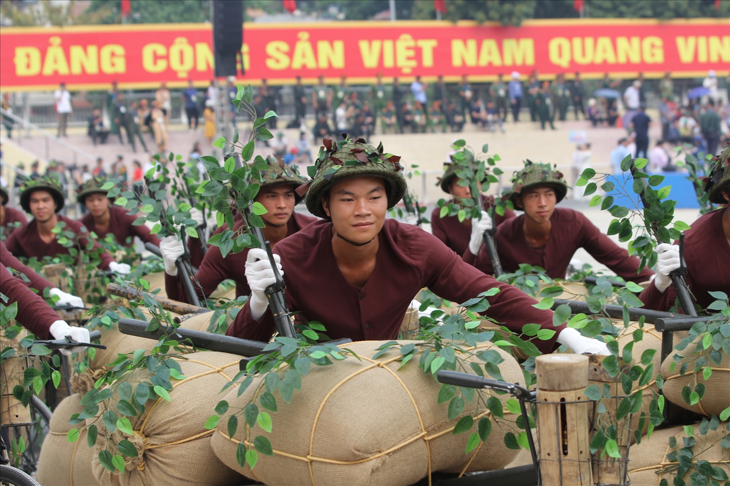 (ẢNH) Người dân nô nức chờ xem diễu binh kỷ niệm 70 năm Chiến thắng Điện Biên Phủ 1