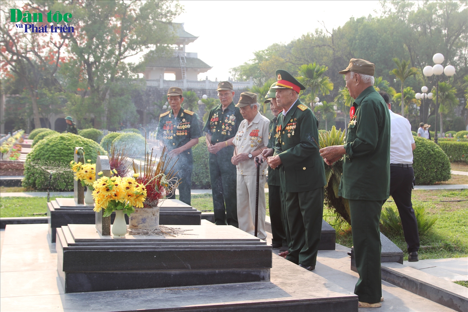 (PHÓNG SỰ ẢNH) Chiến sĩ Điện Biên trở về thăm đồng đội giữa những…nấm mộ xanh 4
