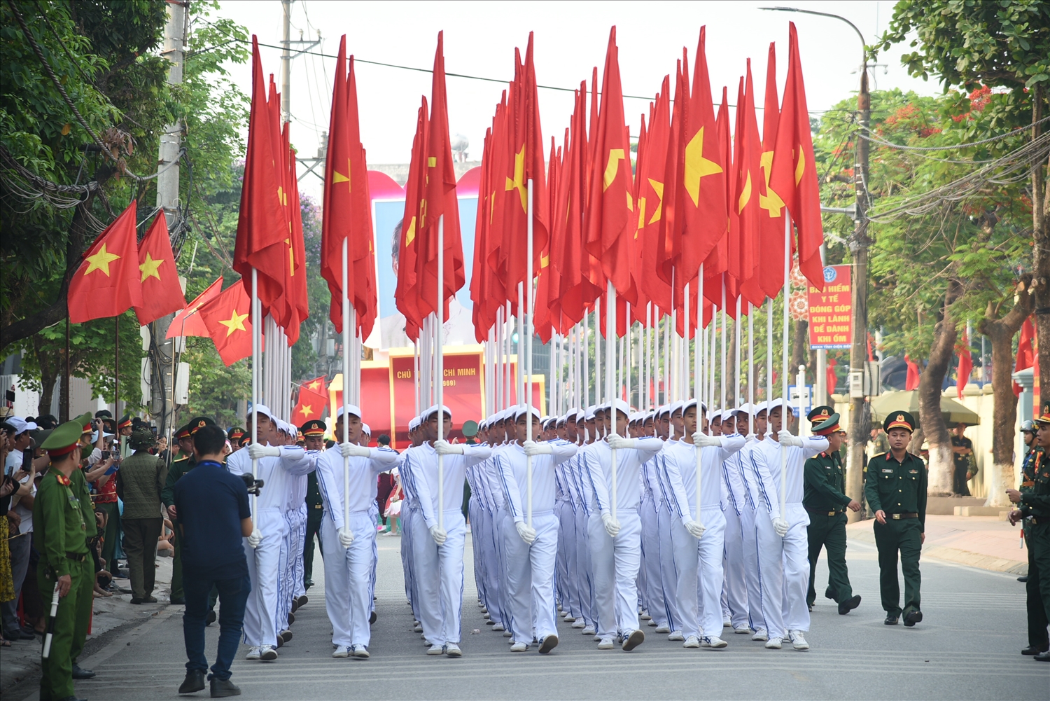 (ẢNH) Người dân nô nức chờ xem diễu binh kỷ niệm 70 năm Chiến thắng Điện Biên Phủ 6