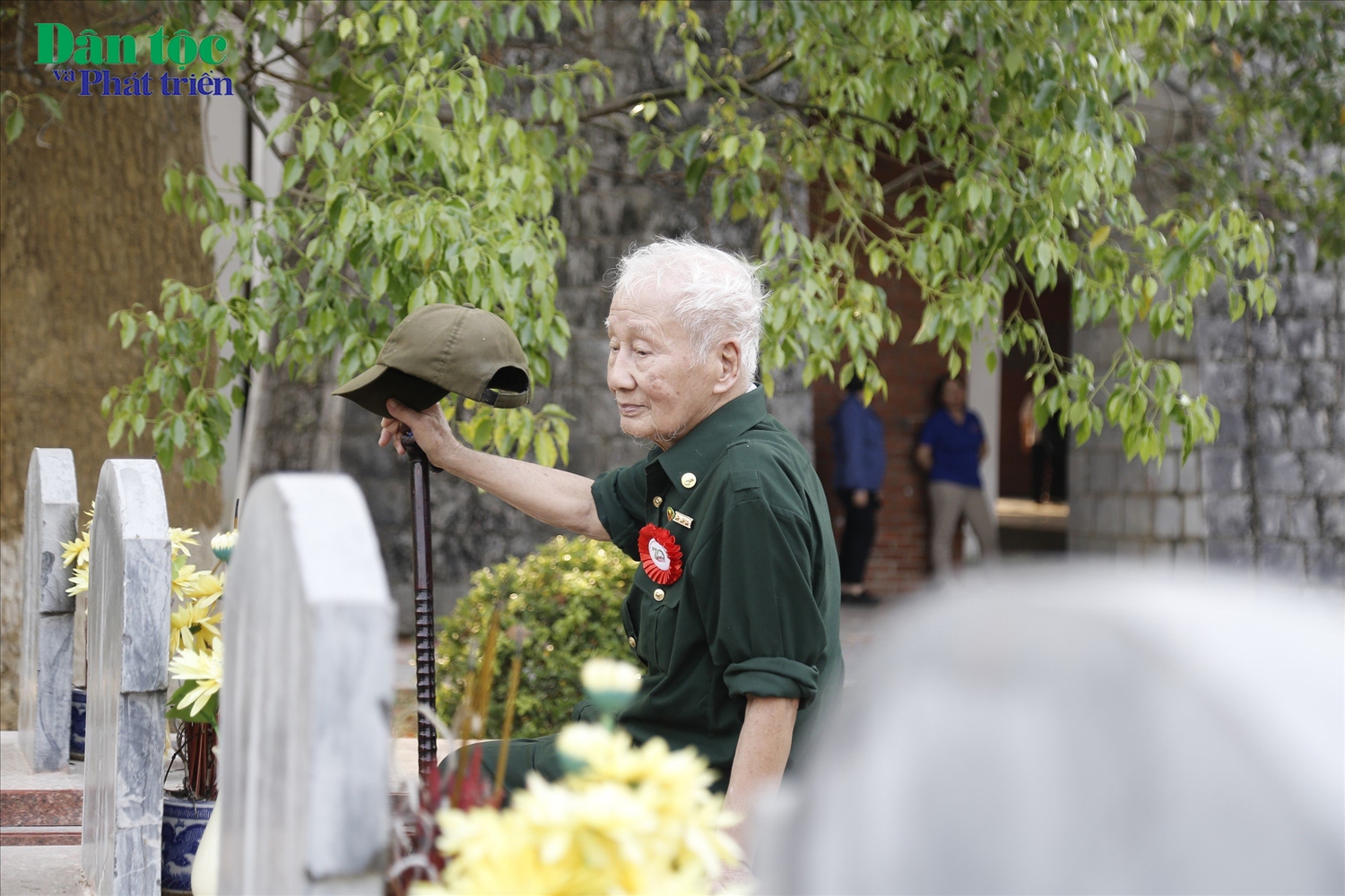 Ông Nguyễn Phương Đàn ngồi bên ngôi mộ của đồng đội năm xưa.