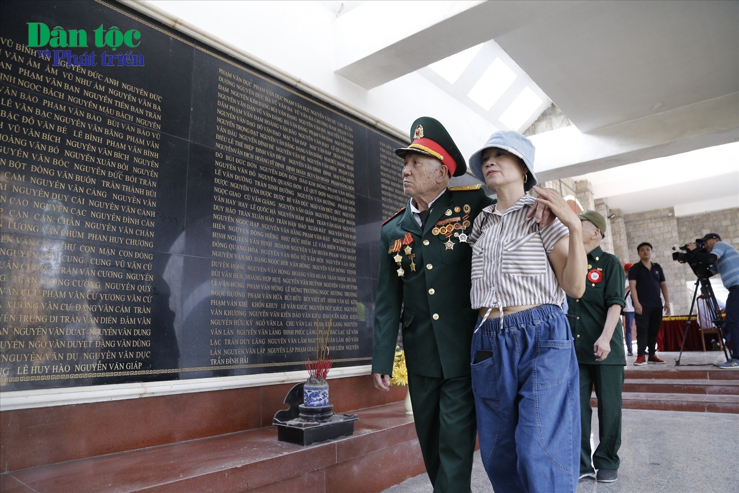 Tuy tuổi đã cao, nhưng những người chiến sĩ Điện Biên vẫn muốn trở về thăm lại chiến trường và đồng đội năm xưa.