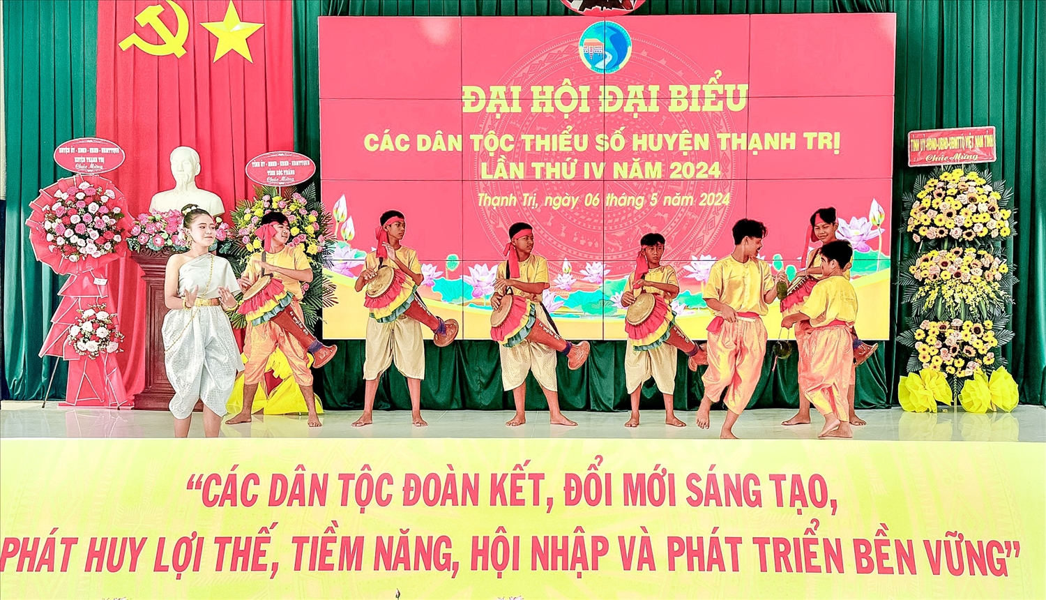 Tiết mục văn nghệ do các em học sinh Trường Dân tộc Nội trú biểu diễn tại buổi khai mạc Đại hội đại biểu các DTTS lần thứ IV - năm 2024 huyện Thạnh Trị, tỉnh Sóc Trăng