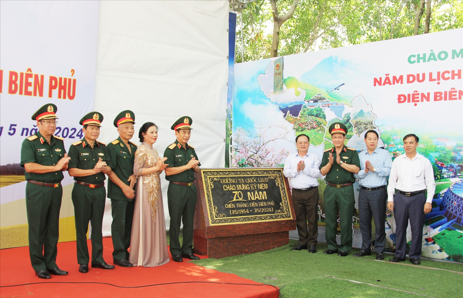Đại tướng Phan Văn Giang - Ủy viên Bộ Chính trị, Bộ trưởng Bộ Quốc phòng cùng lãnh đạo Tỉnh ủy, HĐND, UBND tỉnh Điện Biên gắn biển tên đường Tạ Quốc Luật