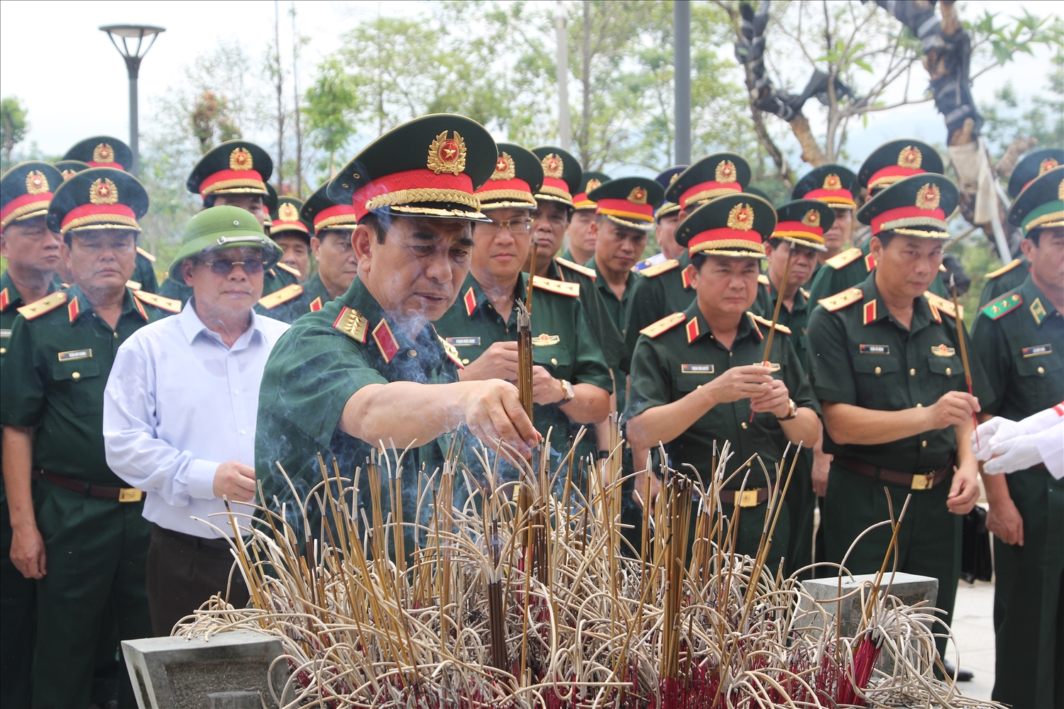 Đại tướng Phan Văn Giang và đoàn công tác đến dâng hương tại đền thờ liệt sĩ tại chiến trường Điện Biên Phủ
