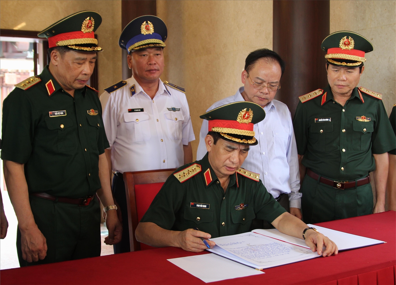 Đại tướng Phan Văn Giang ghi sổ lưu niệm tại Đền thờ Liệt sĩ tại Chiến trường Điện Biên Phủ