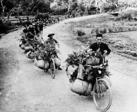 Thanh niên xung phong, dân công hỏa tuyến là một lực lượng góp phần quan trọng cho Chiến thắng Điện Biên Phủ năm1954