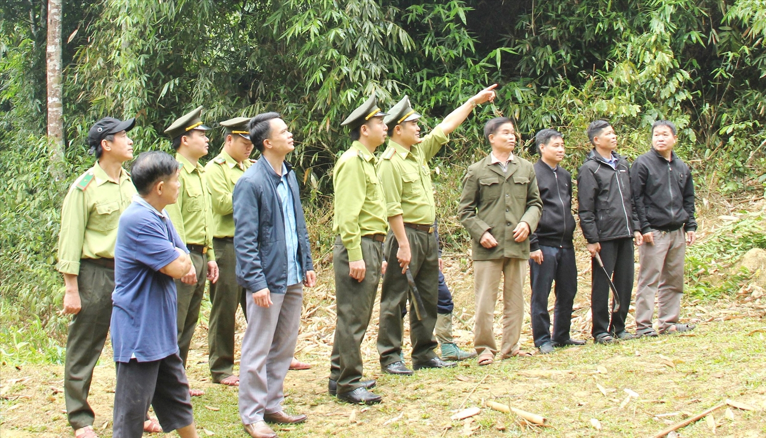 Tổ quản lý rừng bản Hốc cùng với cán bộ kiểm lâm tuần tra kiểm soát rừng