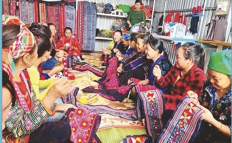 Phụ nữ dân tộc Mông xã Nà Bủng, huyện Nậm Pồ, Điện Biên thành lập các mô hình “may thêu trang phục dân tộc Mông” mang lại nguồn thu nhập cho nhiều gia đình vùng biên thoát nghèo.