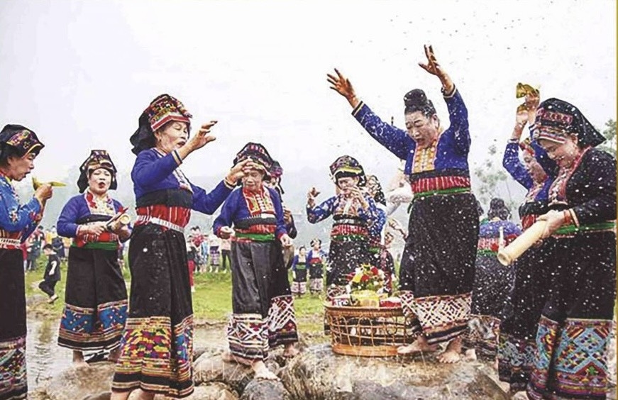 Phụ nữ dân tộc Lào trong Tết té nước - Lễ hội đặc trưng dân tộc Lào Điện Biên